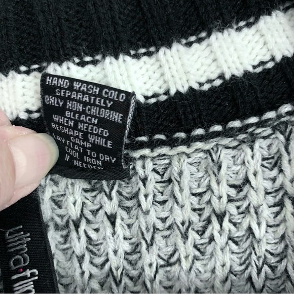 Ultra Flirt Plus V-neck soft and roomy Black&White woman’s Sz 1X - Picture 7 of 12